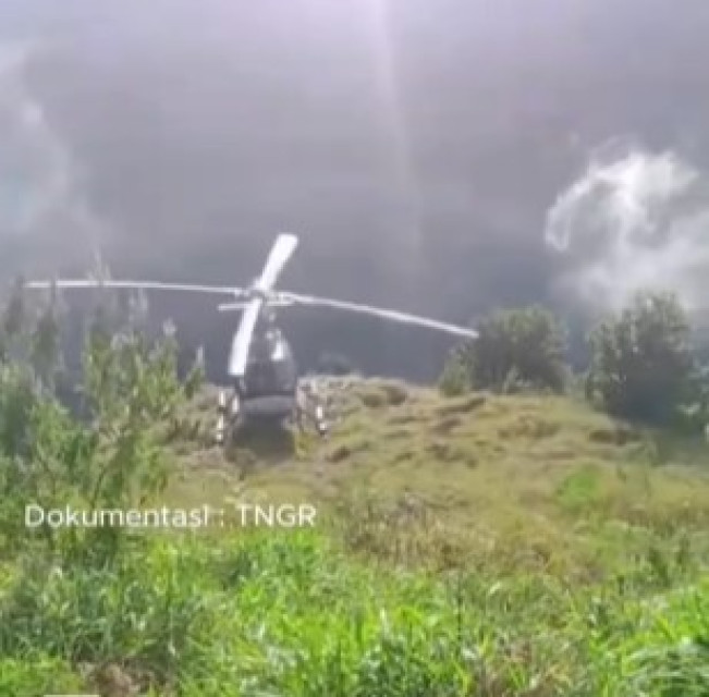 Evakuasi pendaki jatuh di Gunung Rinjani. (Instagram @btn_gn_rinjani)
